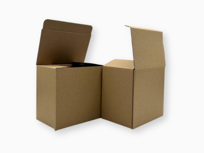 Opakowanie dla branży kosmetycznej. Stosowane jako zabezpieczenie przed transportem. Surowiec: tektura  3warstwowa, fala E, szaro-szara