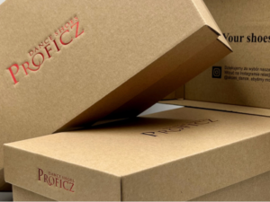 Opakowanie na obuwie marki premium.  Wykonanie: Hot Stamping foli czerwoną, nadruk fleksograficzny dwustronny (kolor czarny i czerowny), Surowiec: 3w E szaro - szara