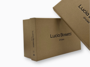 szare opakowania kartonowe na buty z nadrukiem fleksograficznym